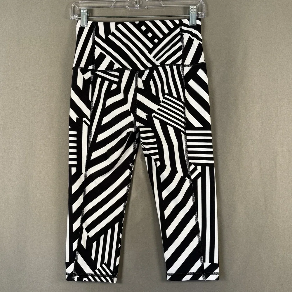 Victoria's Secret Knockout Crop Leggings Black White Geometric Print Small - Picture 4 of 8